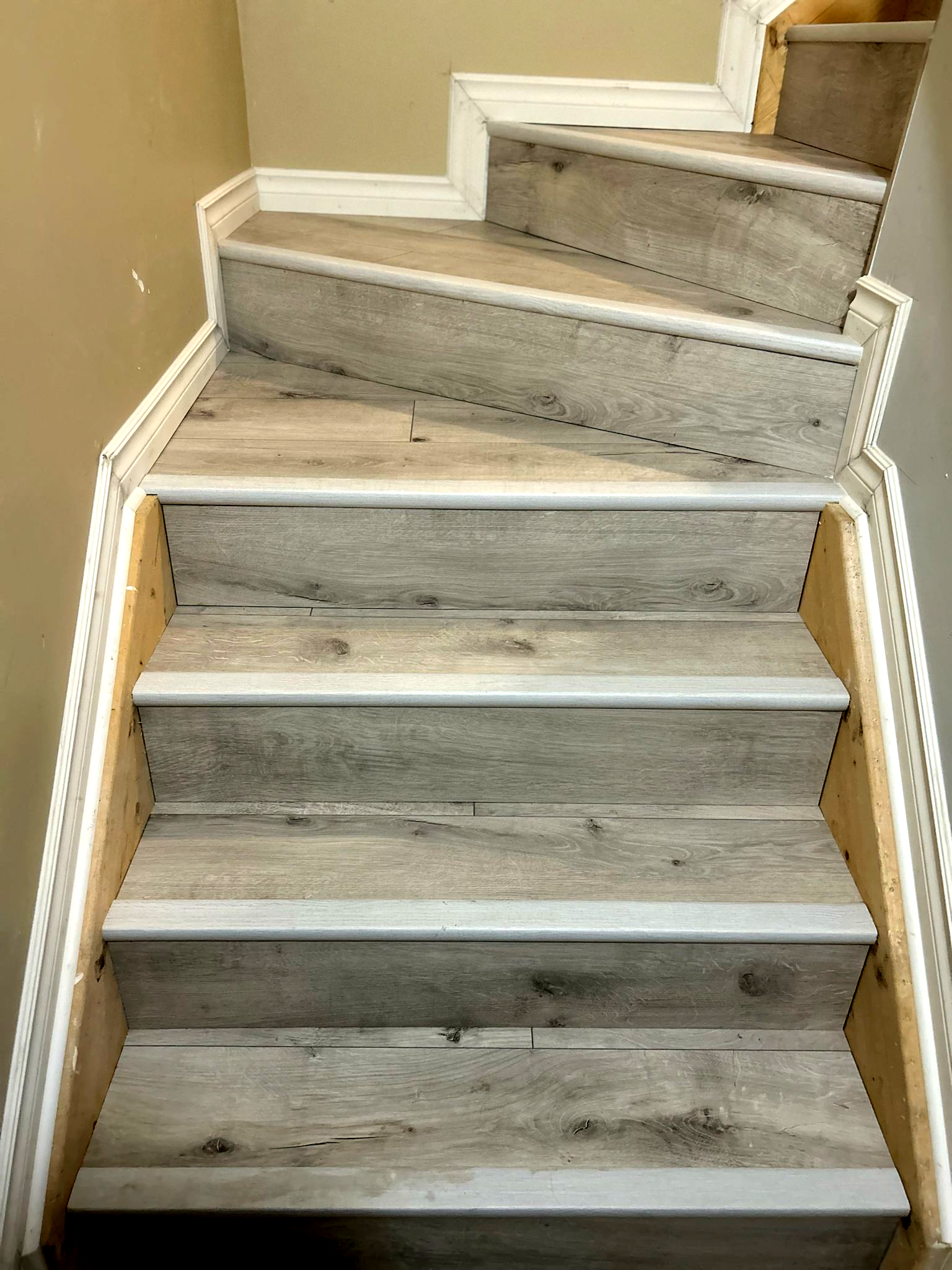 This beautiful townhome in Spruce Grove features a smoky grey laminate floor, complemented by a meticulously installed staircase that enhances the entire home.